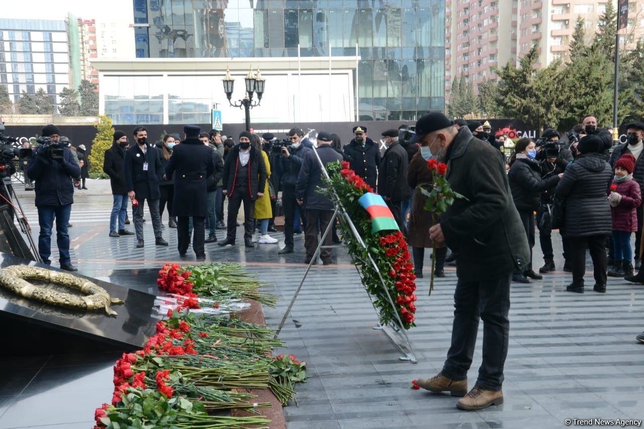 Vətəndaşlar "Ana harayı" abidəsini ziyarət edirlər (FOTOREPORTAJ)