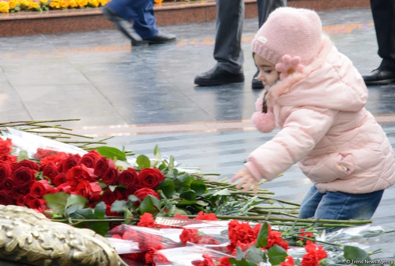 Vətəndaşlar "Ana harayı" abidəsini ziyarət edirlər (FOTOREPORTAJ)