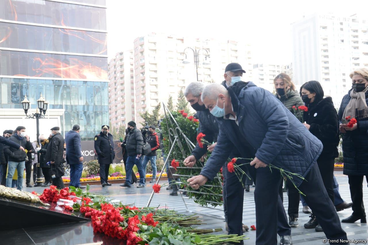 Vətəndaşlar "Ana harayı" abidəsini ziyarət edirlər (FOTOREPORTAJ)