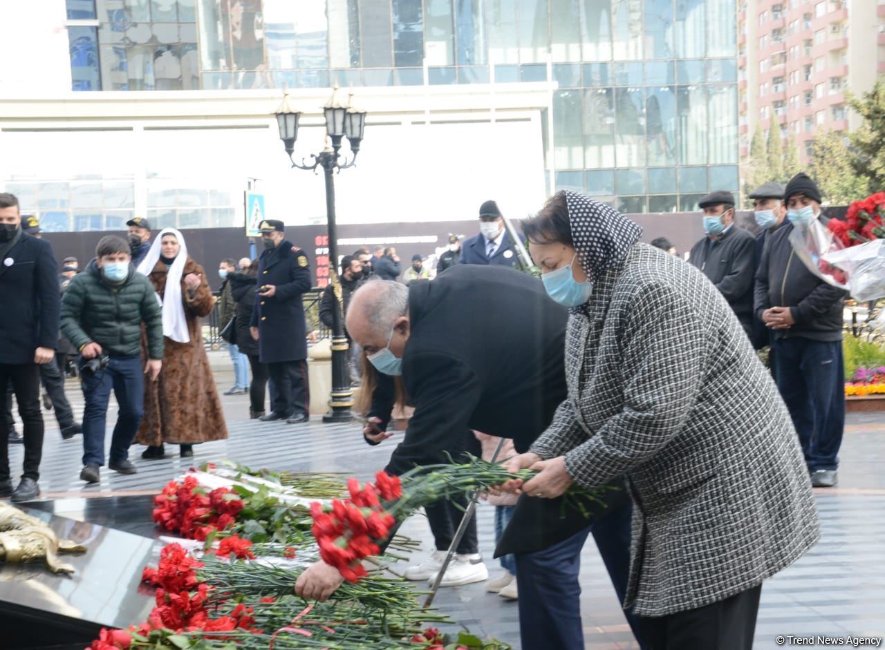 Vətəndaşlar "Ana harayı" abidəsini ziyarət edirlər (FOTOREPORTAJ)