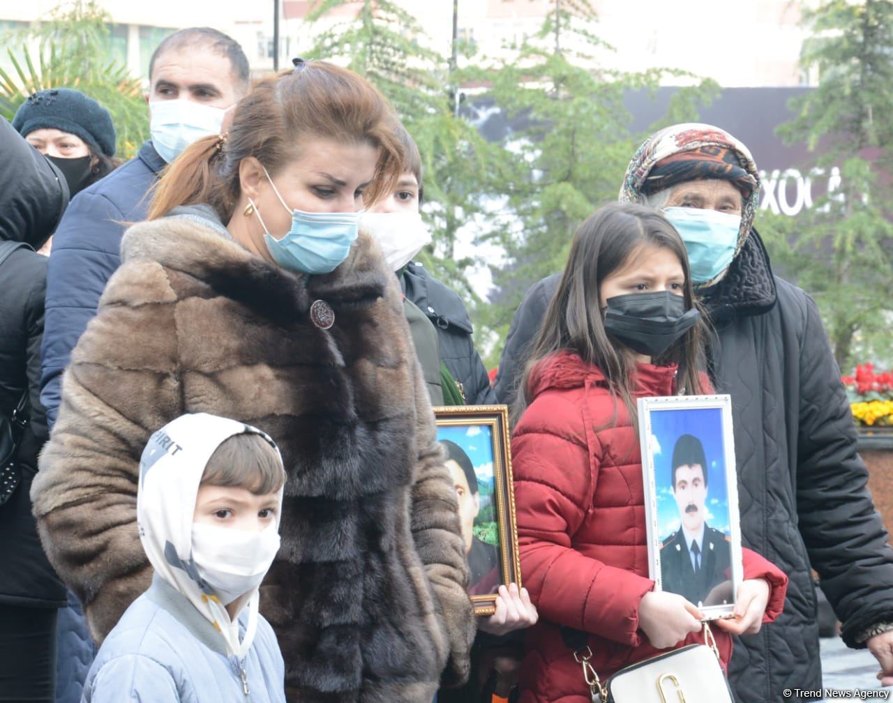 Vətəndaşlar "Ana harayı" abidəsini ziyarət edirlər (FOTOREPORTAJ)
