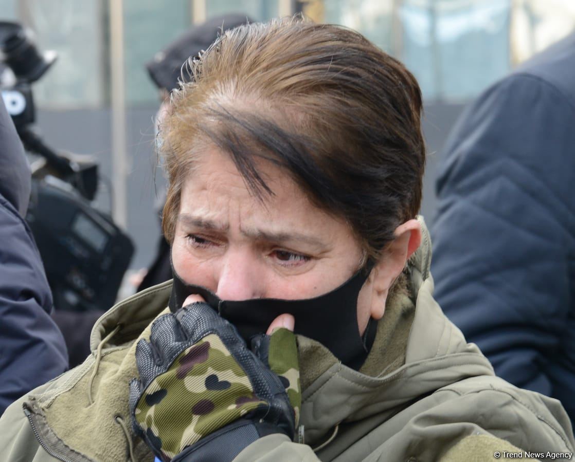 Vətəndaşlar "Ana harayı" abidəsini ziyarət edirlər (FOTOREPORTAJ)