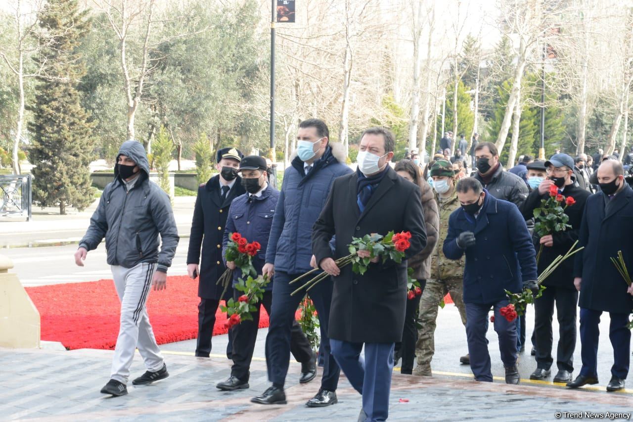 Vətəndaşlar "Ana harayı" abidəsini ziyarət edirlər (FOTOREPORTAJ)