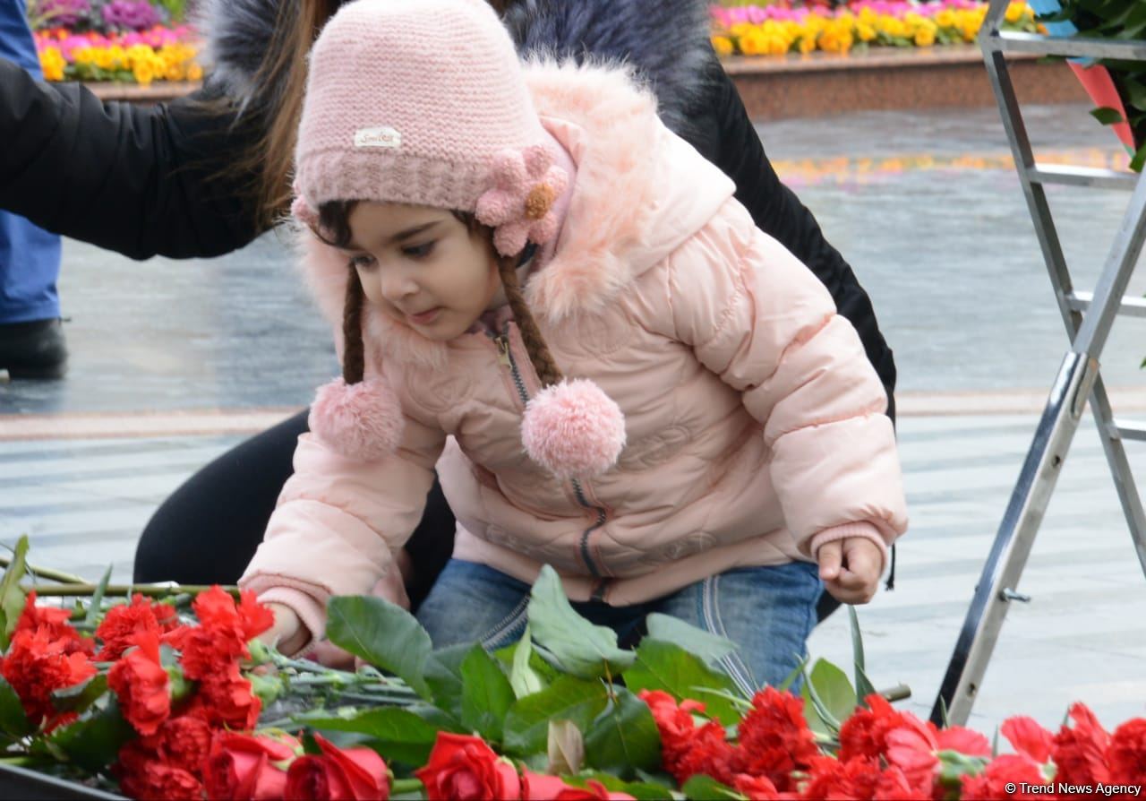 Vətəndaşlar "Ana harayı" abidəsini ziyarət edirlər (FOTOREPORTAJ)