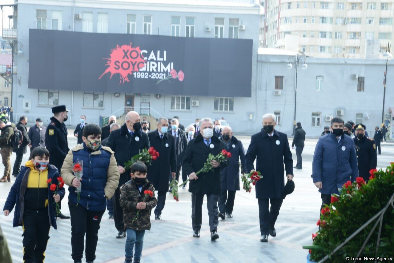 Vətəndaşlar "Ana harayı" abidəsini ziyarət edirlər (FOTOREPORTAJ)