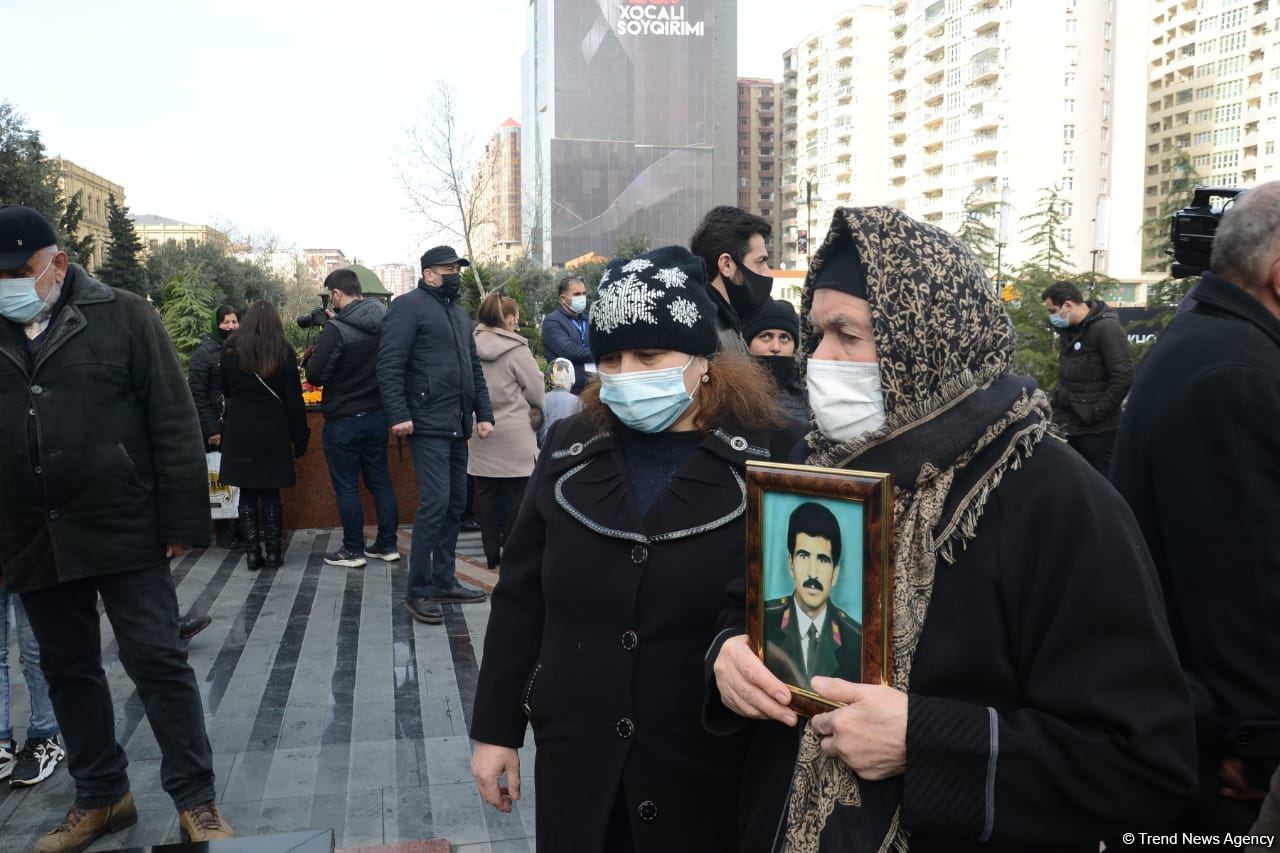 Vətəndaşlar "Ana harayı" abidəsini ziyarət edirlər (FOTOREPORTAJ)