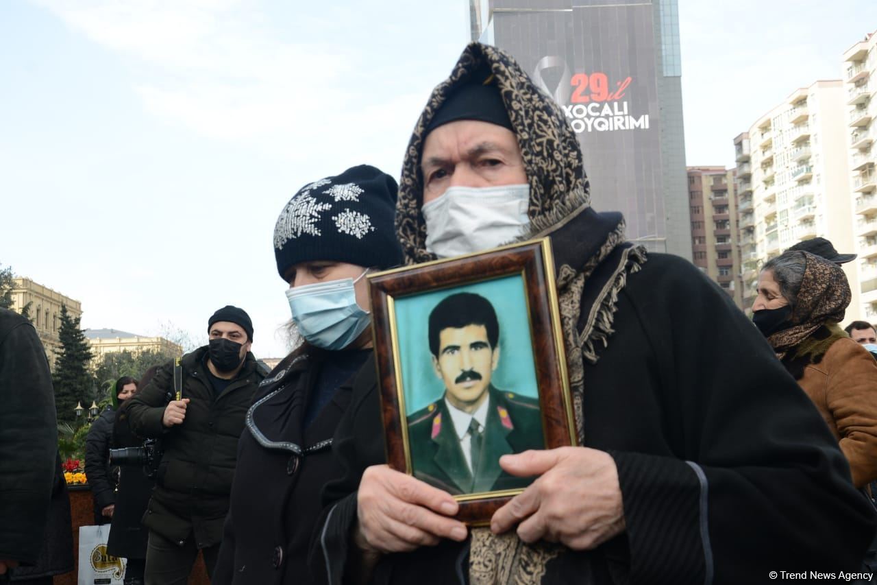 Vətəndaşlar "Ana harayı" abidəsini ziyarət edirlər (FOTOREPORTAJ)