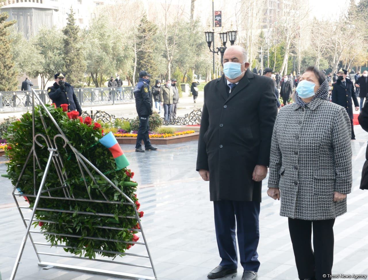 Vətəndaşlar "Ana harayı" abidəsini ziyarət edirlər (FOTOREPORTAJ)