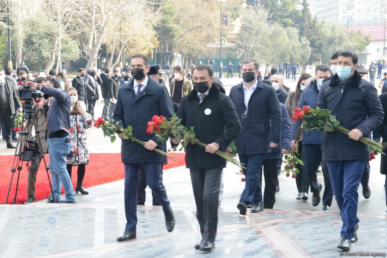 Vətəndaşlar "Ana harayı" abidəsini ziyarət edirlər (FOTOREPORTAJ)
