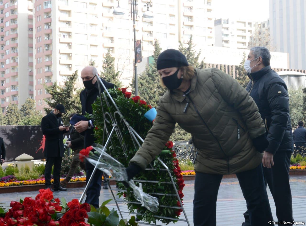 Vətəndaşlar "Ana harayı" abidəsini ziyarət edirlər (FOTOREPORTAJ)