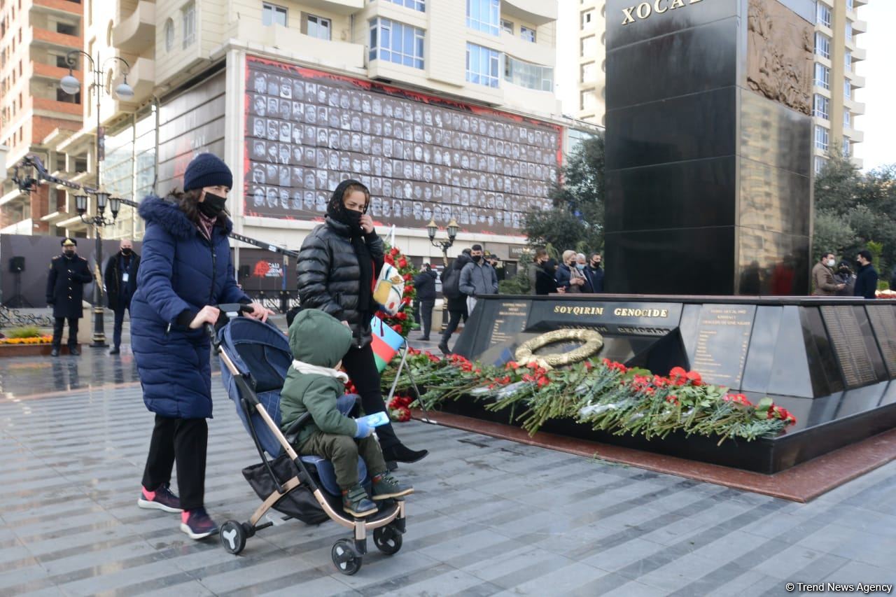 Vətəndaşlar "Ana harayı" abidəsini ziyarət edirlər (FOTOREPORTAJ)