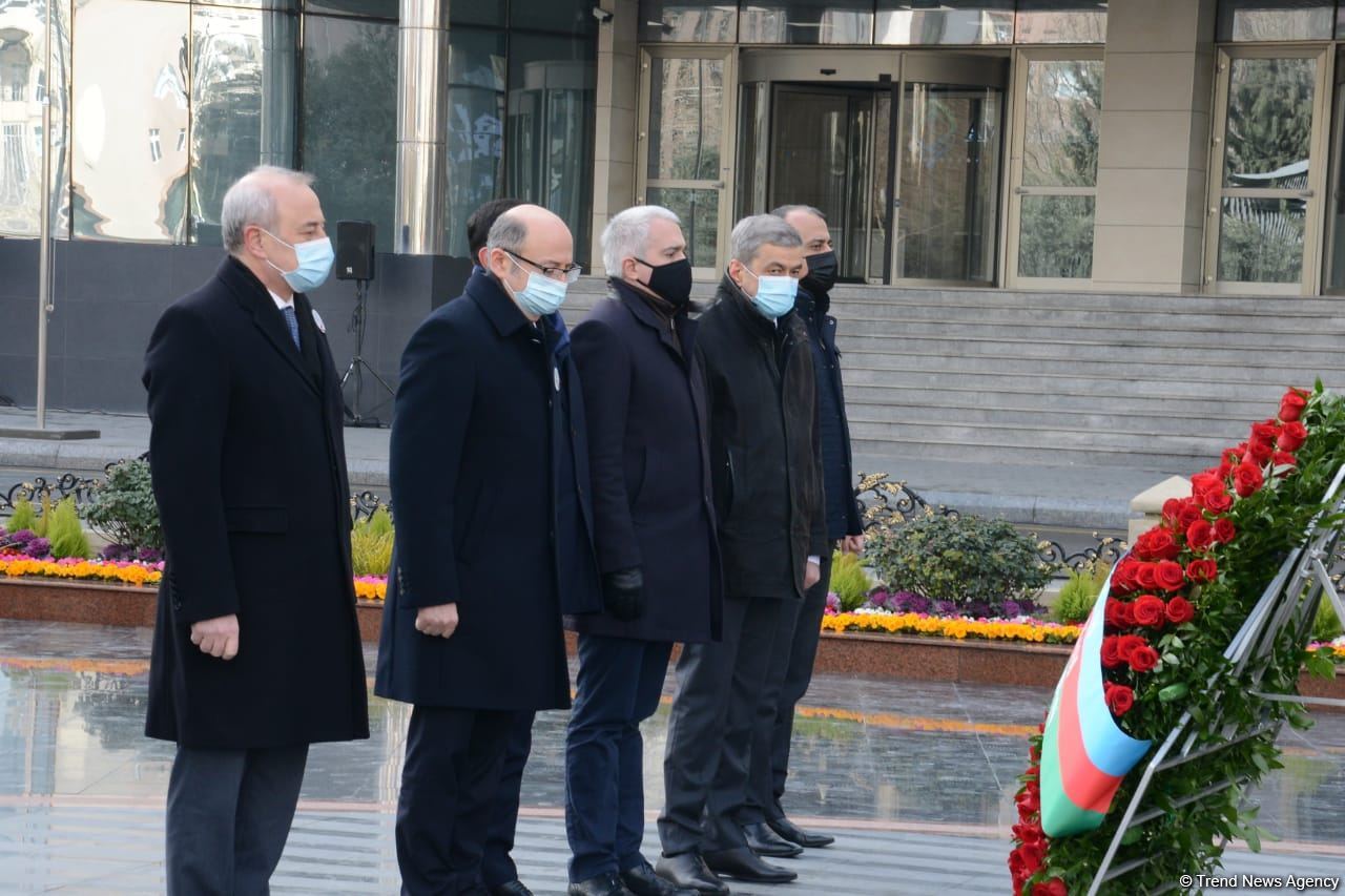 Vətəndaşlar "Ana harayı" abidəsini ziyarət edirlər (FOTOREPORTAJ)