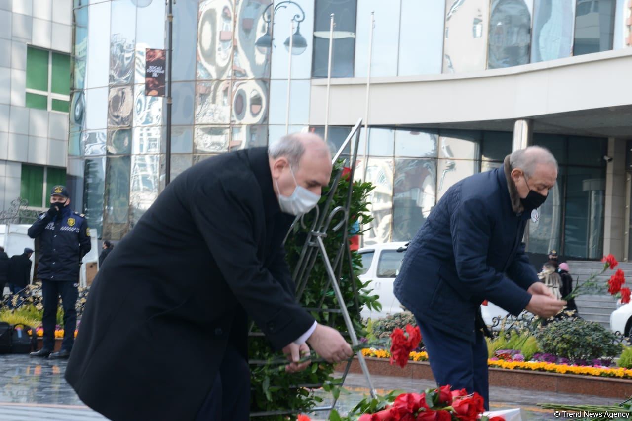 Vətəndaşlar "Ana harayı" abidəsini ziyarət edirlər (FOTOREPORTAJ)