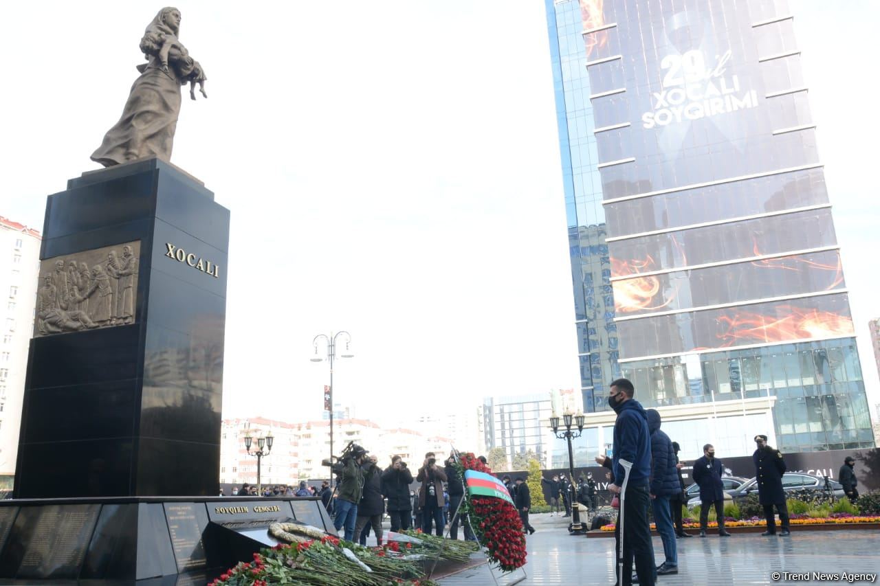 Vətəndaşlar "Ana harayı" abidəsini ziyarət edirlər (FOTOREPORTAJ)
