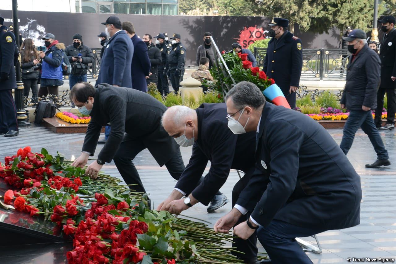 Vətəndaşlar "Ana harayı" abidəsini ziyarət edirlər (FOTOREPORTAJ)