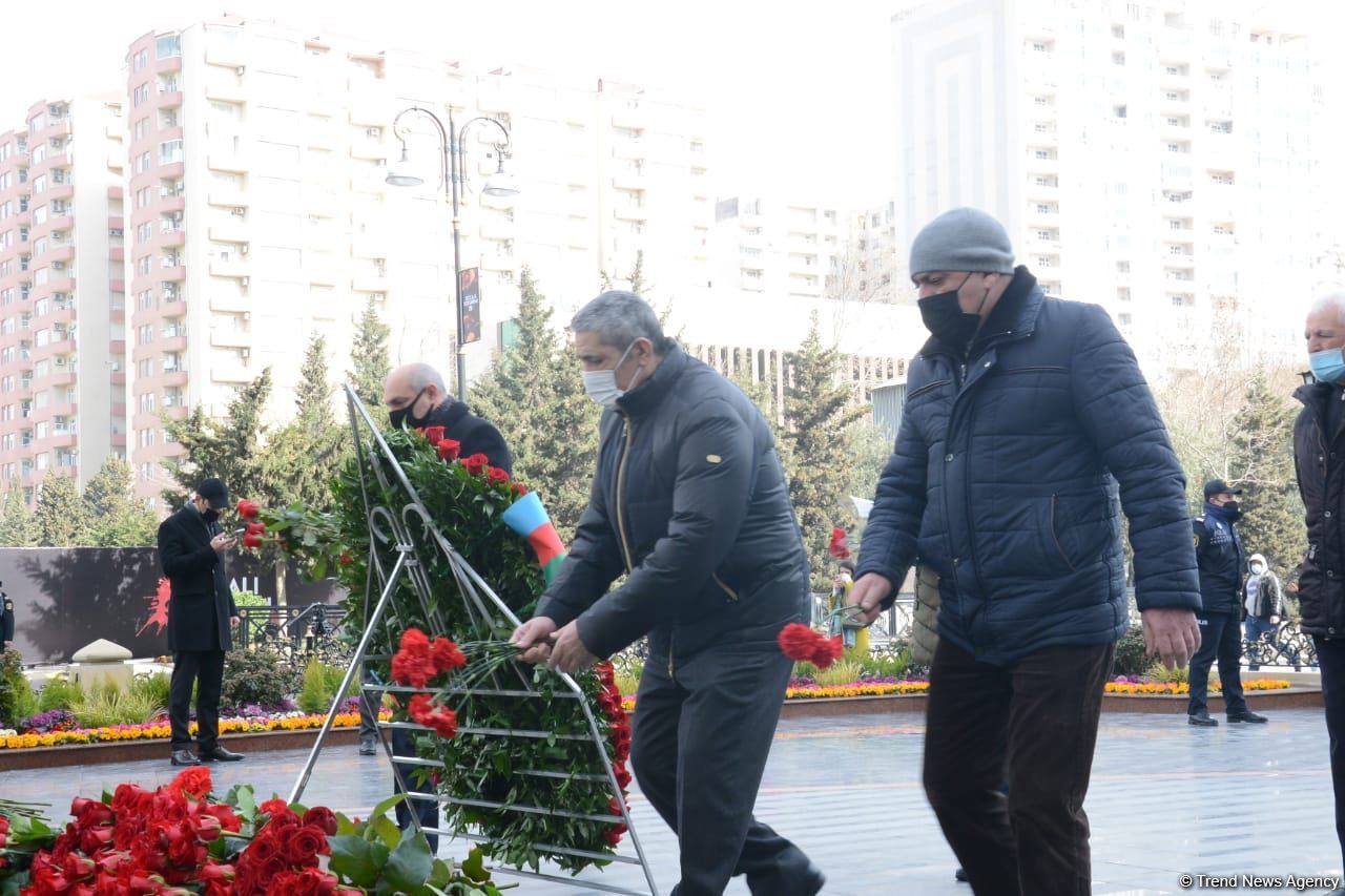 Vətəndaşlar "Ana harayı" abidəsini ziyarət edirlər (FOTOREPORTAJ)