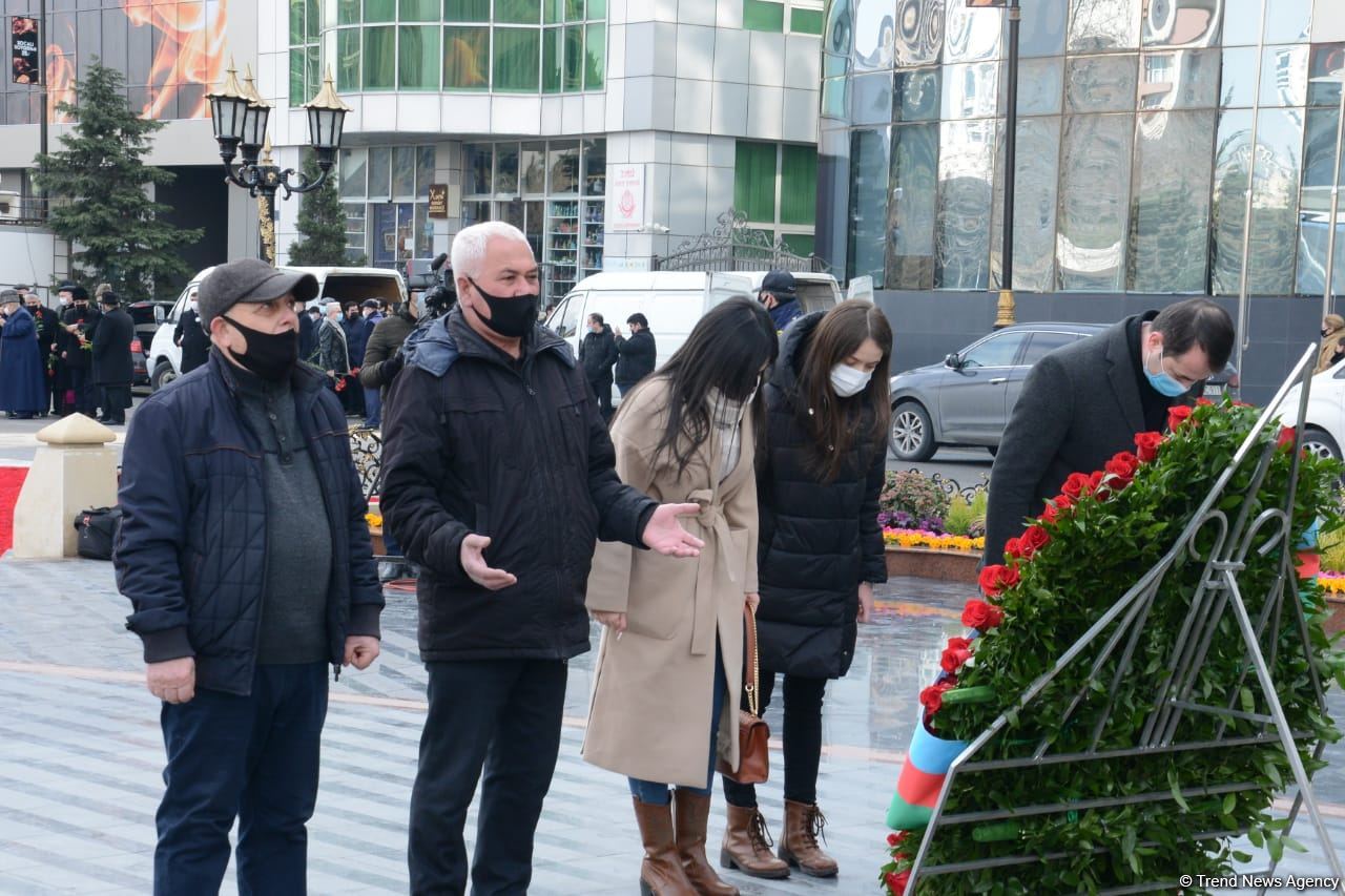 Vətəndaşlar "Ana harayı" abidəsini ziyarət edirlər (FOTOREPORTAJ)