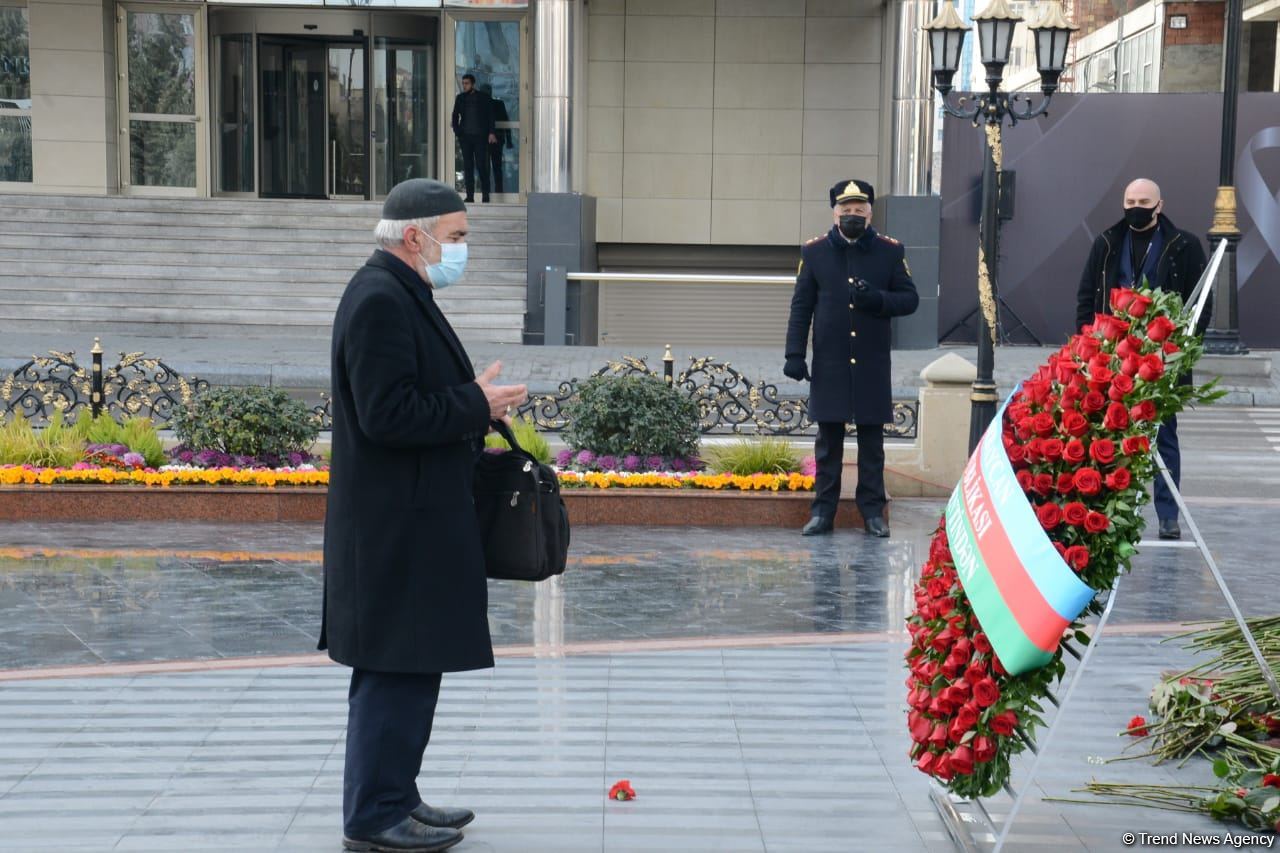 Vətəndaşlar "Ana harayı" abidəsini ziyarət edirlər (FOTOREPORTAJ)
