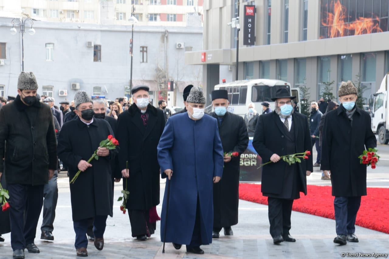 Vətəndaşlar "Ana harayı" abidəsini ziyarət edirlər (FOTOREPORTAJ)