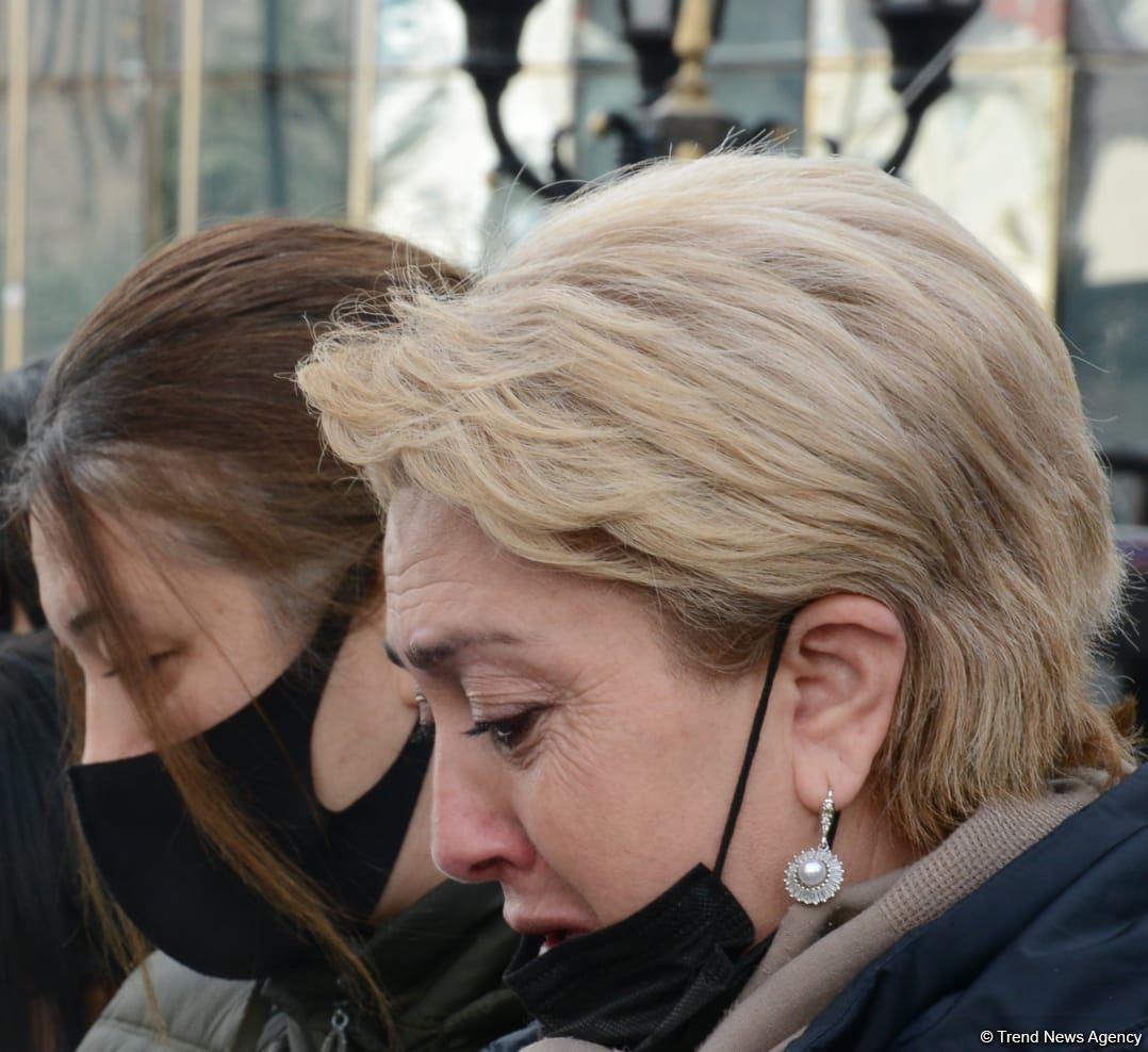 Vətəndaşlar "Ana harayı" abidəsini ziyarət edirlər (FOTOREPORTAJ)