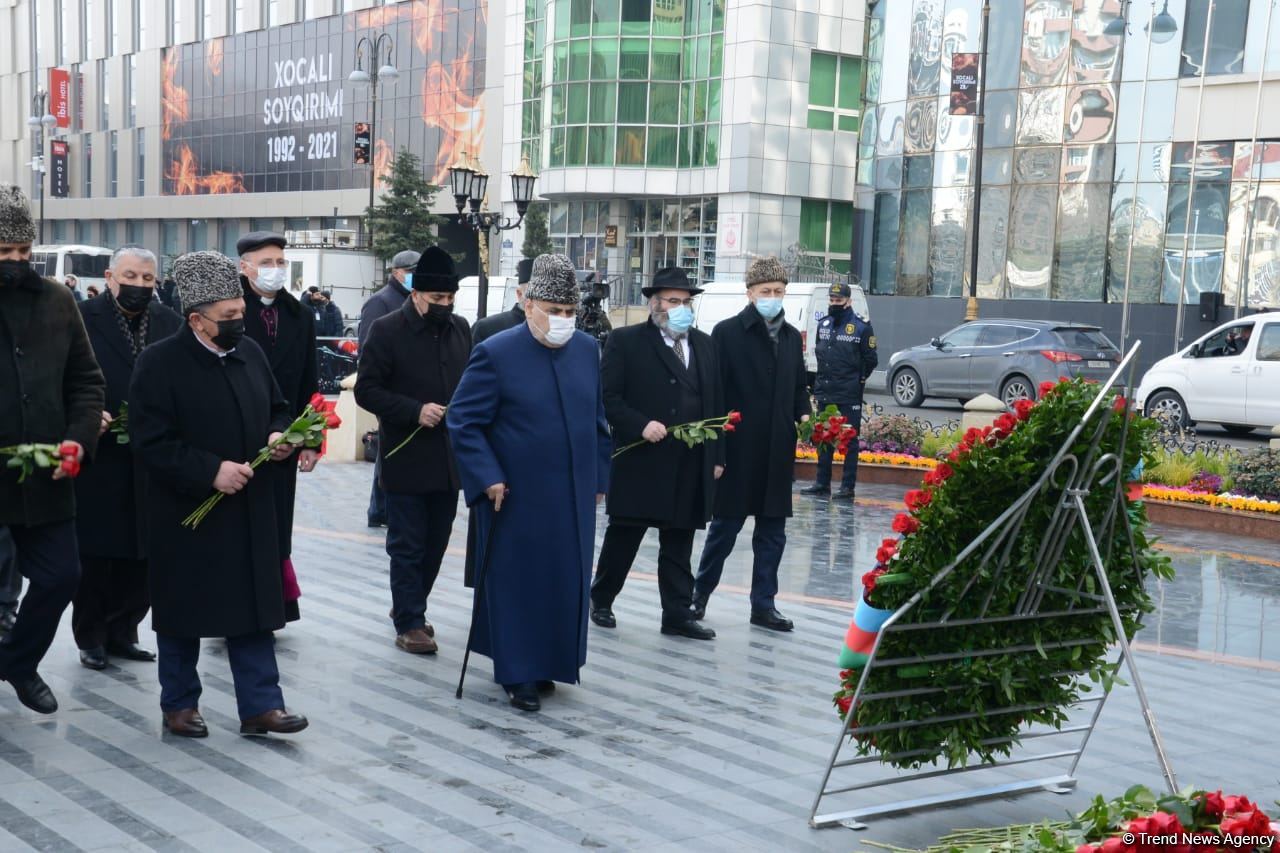 Vətəndaşlar "Ana harayı" abidəsini ziyarət edirlər (FOTOREPORTAJ)