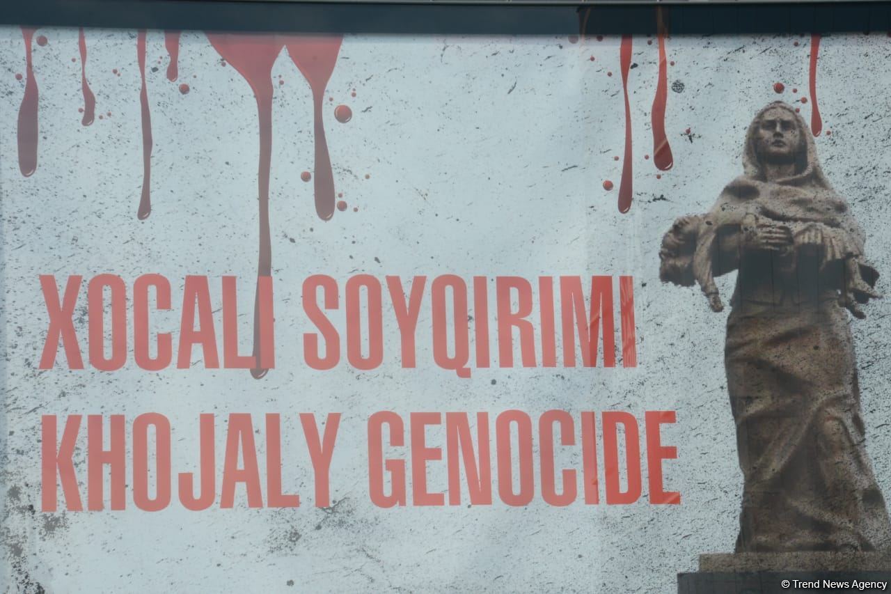 Vətəndaşlar "Ana harayı" abidəsini ziyarət edirlər (FOTOREPORTAJ)