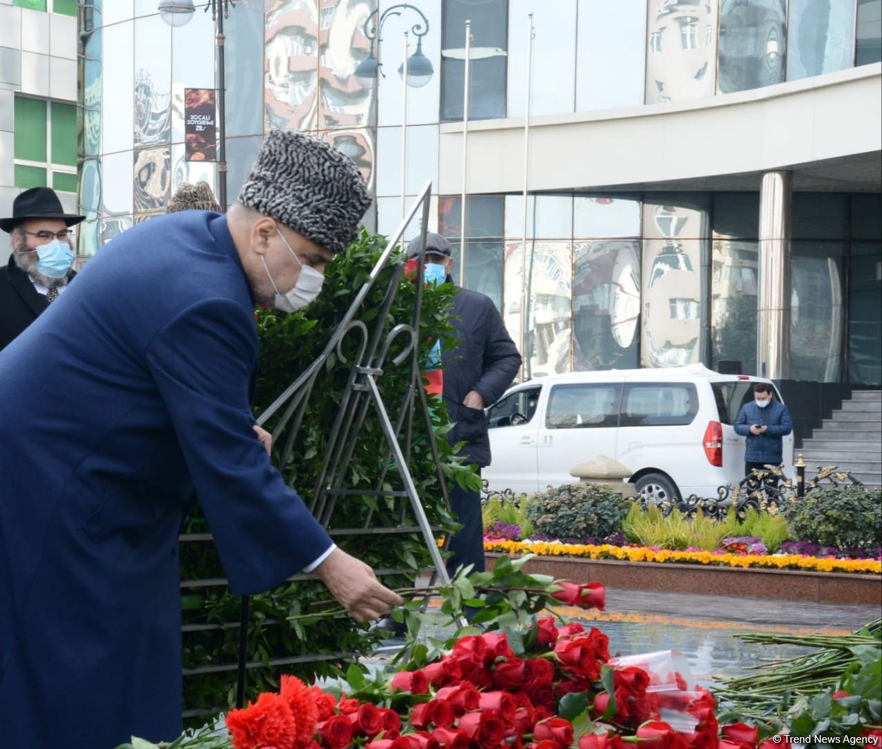Vətəndaşlar "Ana harayı" abidəsini ziyarət edirlər (FOTOREPORTAJ)