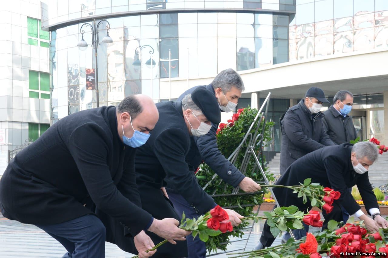 Vətəndaşlar "Ana harayı" abidəsini ziyarət edirlər (FOTOREPORTAJ)