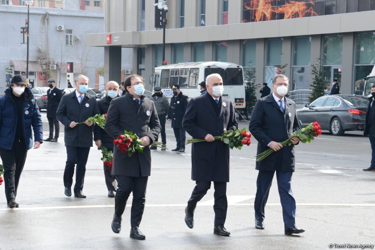 Vətəndaşlar "Ana harayı" abidəsini ziyarət edirlər (FOTOREPORTAJ)