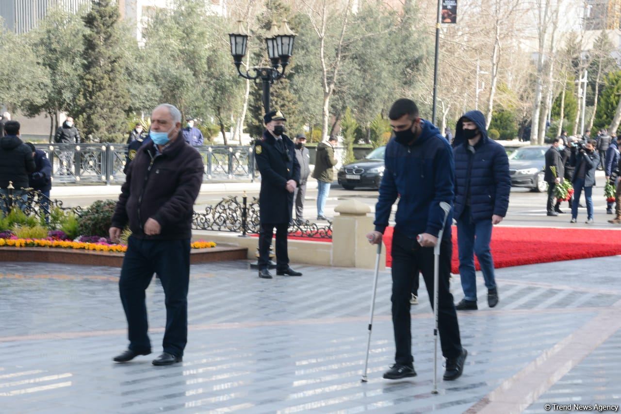 Vətəndaşlar "Ana harayı" abidəsini ziyarət edirlər (FOTOREPORTAJ)