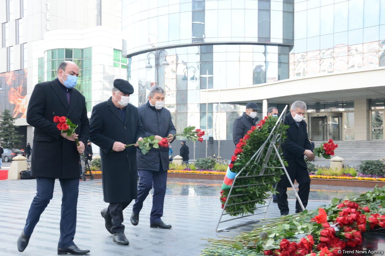Vətəndaşlar "Ana harayı" abidəsini ziyarət edirlər (FOTOREPORTAJ)