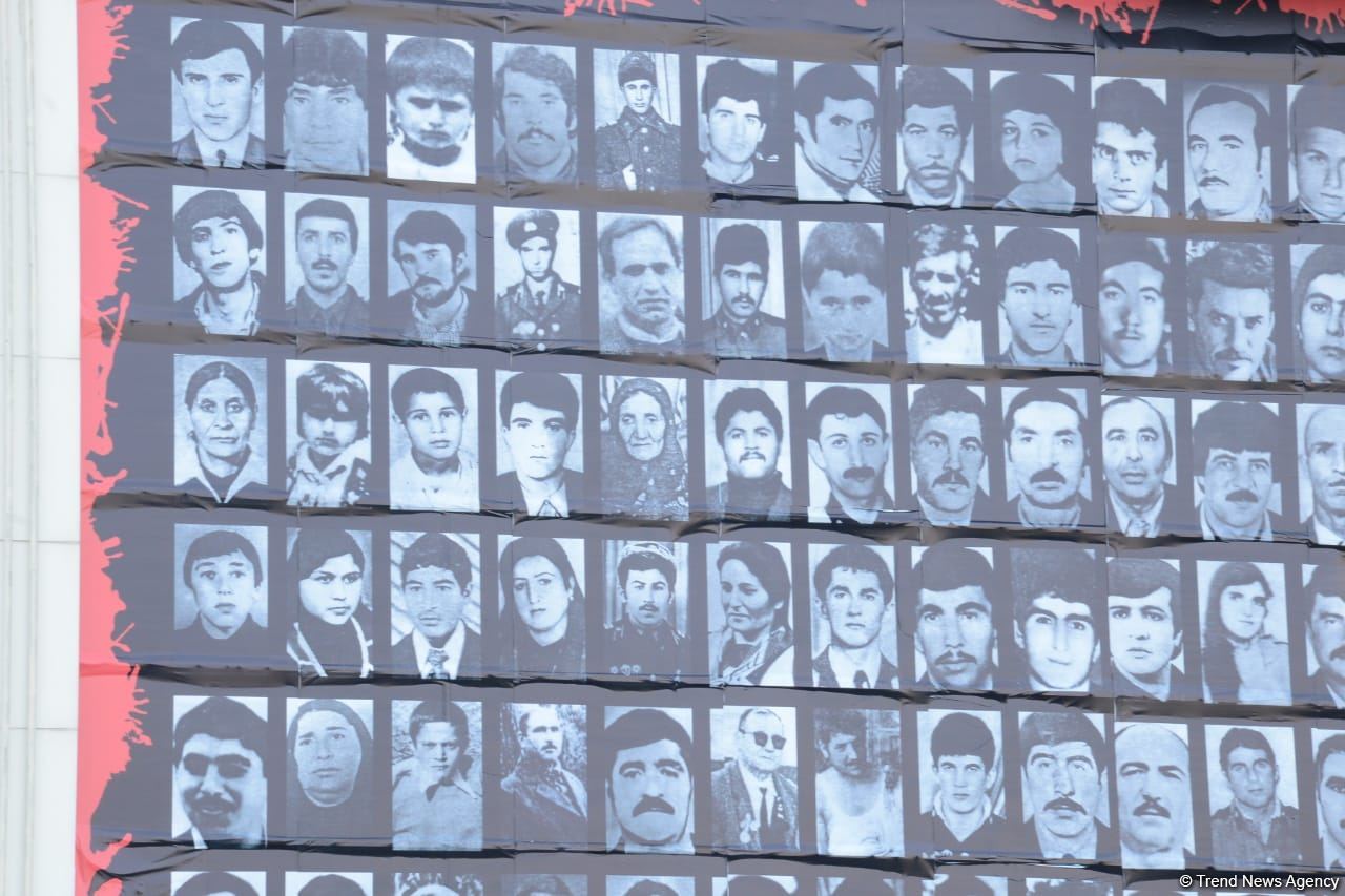 Vətəndaşlar "Ana harayı" abidəsini ziyarət edirlər (FOTOREPORTAJ)