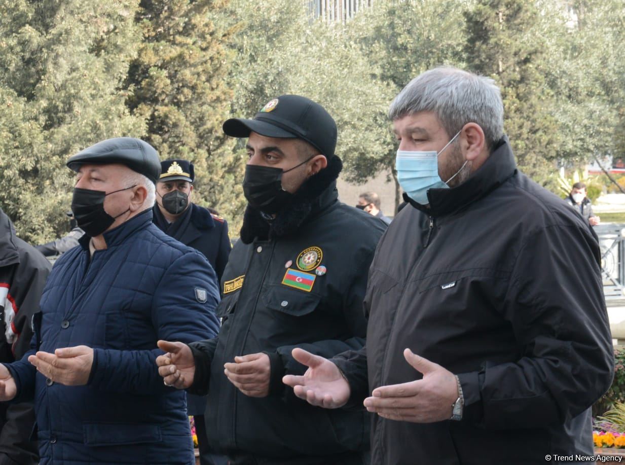 Vətəndaşlar "Ana harayı" abidəsini ziyarət edirlər (FOTOREPORTAJ)