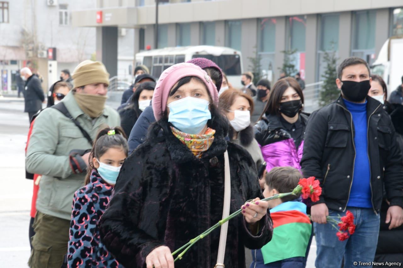 Vətəndaşlar "Ana harayı" abidəsini ziyarət edirlər (FOTOREPORTAJ)