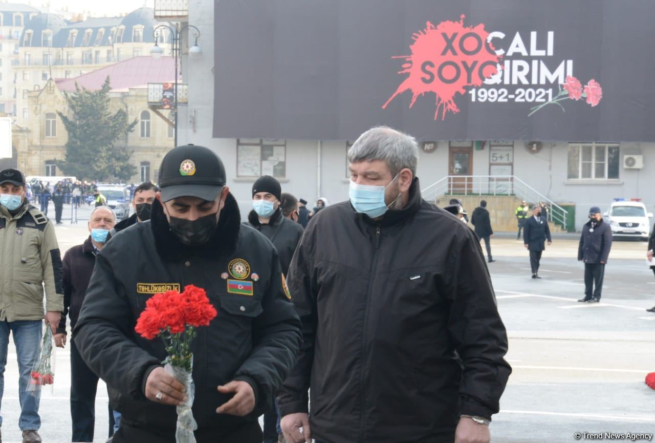 Vətəndaşlar "Ana harayı" abidəsini ziyarət edirlər (FOTOREPORTAJ)