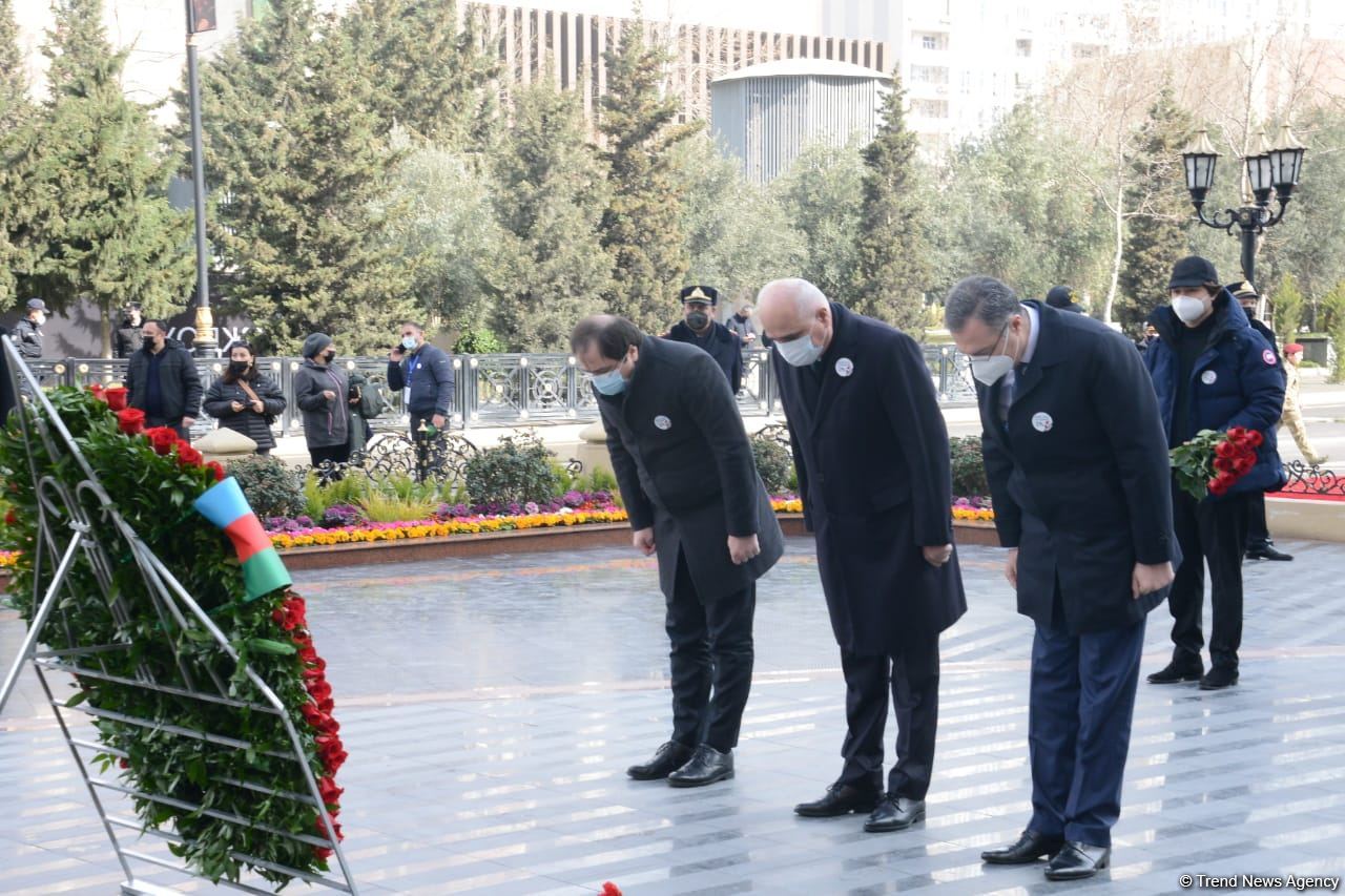 Vətəndaşlar "Ana harayı" abidəsini ziyarət edirlər (FOTOREPORTAJ)
