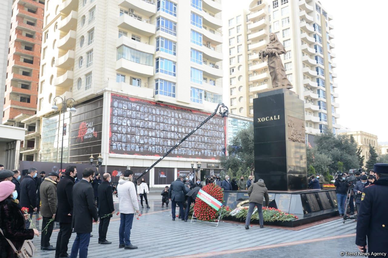 Vətəndaşlar "Ana harayı" abidəsini ziyarət edirlər (FOTOREPORTAJ)