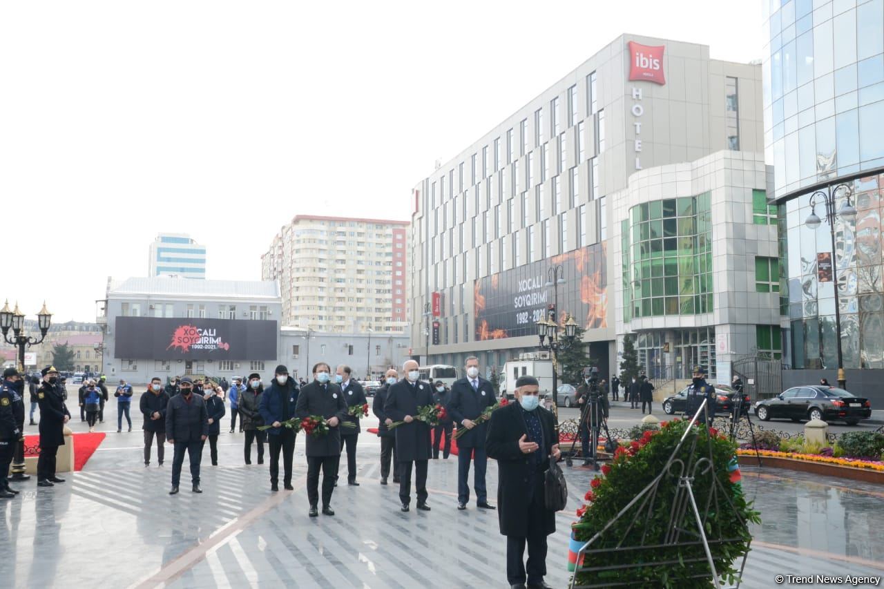Vətəndaşlar "Ana harayı" abidəsini ziyarət edirlər (FOTOREPORTAJ)