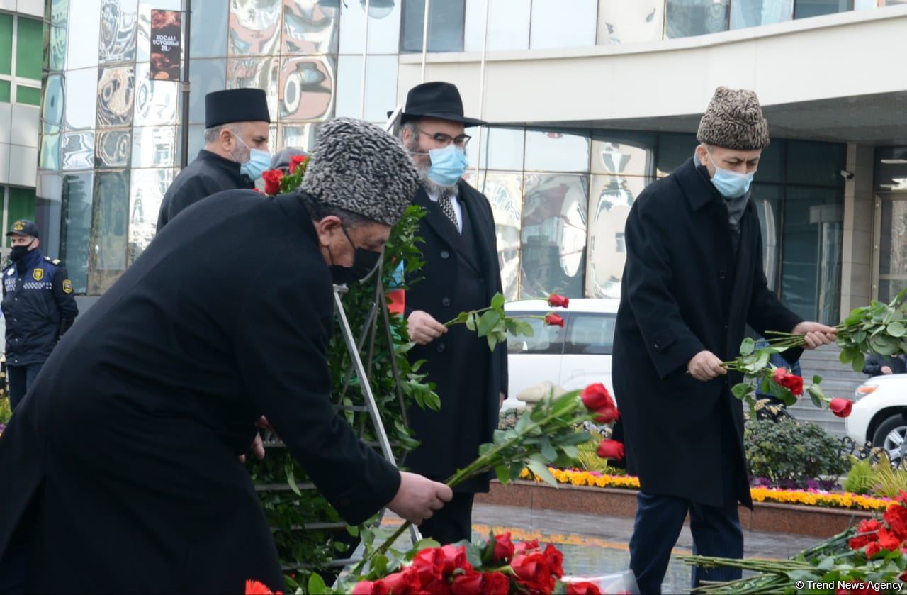 Vətəndaşlar "Ana harayı" abidəsini ziyarət edirlər (FOTOREPORTAJ)