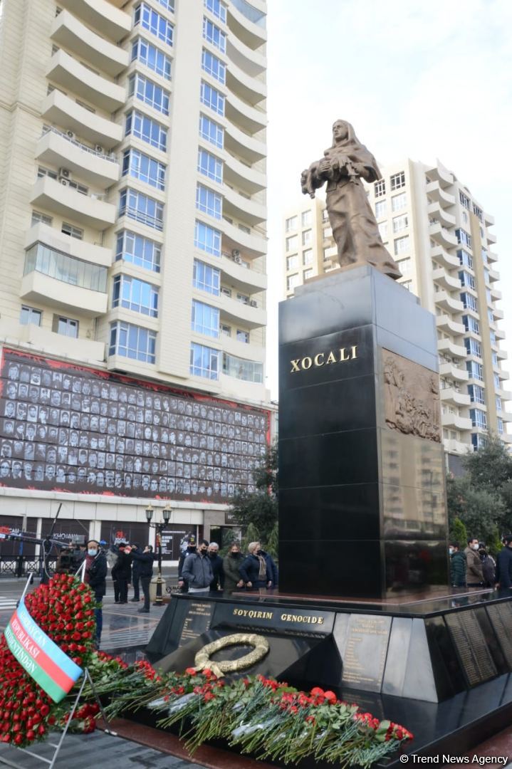 Vətəndaşlar "Ana harayı" abidəsini ziyarət edirlər (FOTOREPORTAJ)