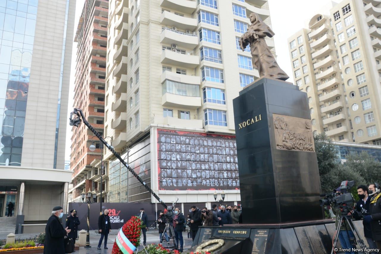 Vətəndaşlar "Ana harayı" abidəsini ziyarət edirlər (FOTOREPORTAJ)