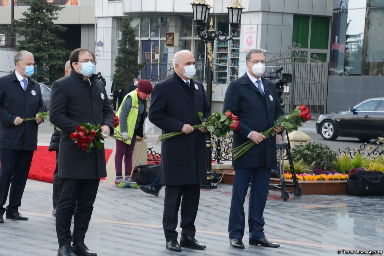Vətəndaşlar "Ana harayı" abidəsini ziyarət edirlər (FOTOREPORTAJ)