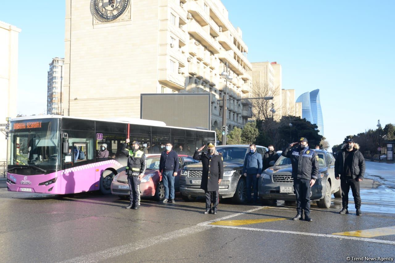 Bütün ölkədə Xocalı qurbanlarının xatirəsi bir dəqiqəlik sükutla yad olunub (FOTO)