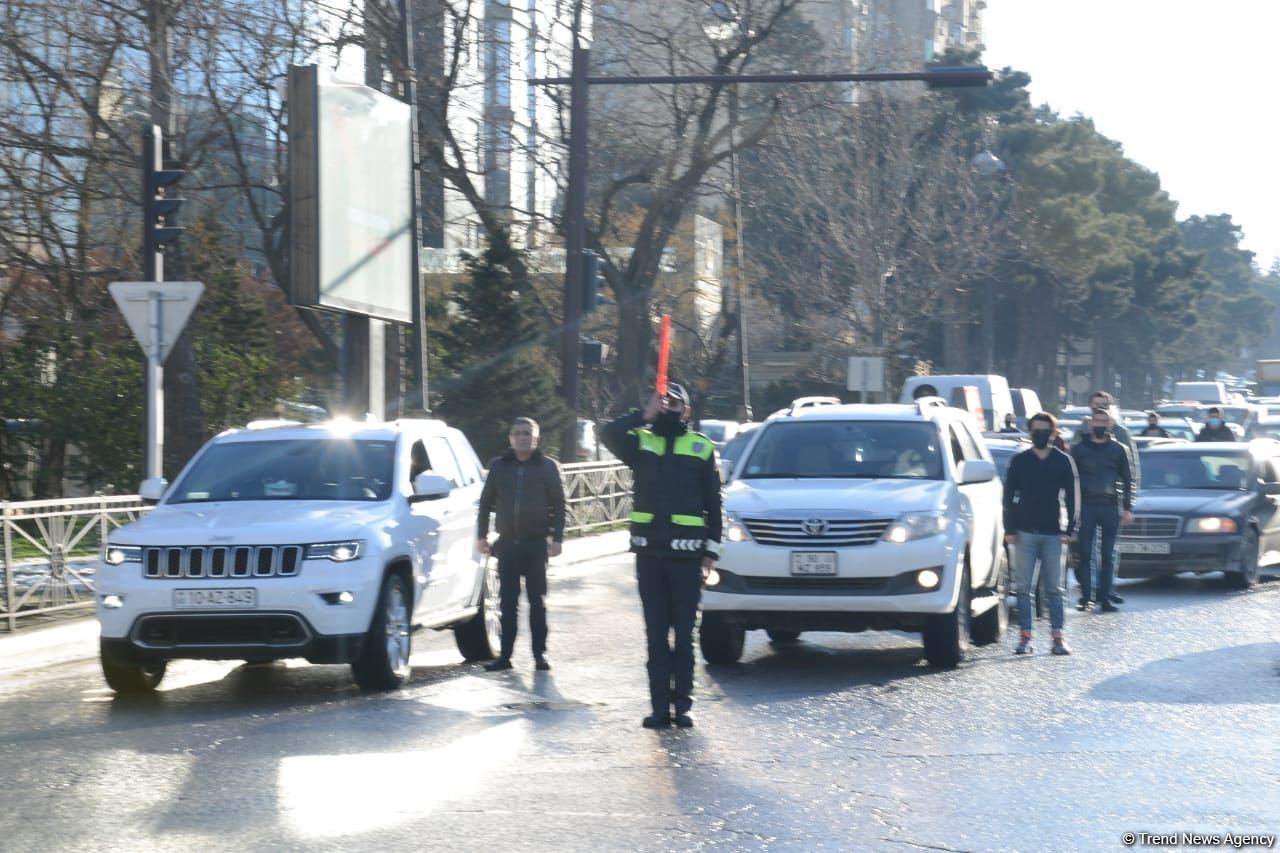 Bütün ölkədə Xocalı qurbanlarının xatirəsi bir dəqiqəlik sükutla yad olunub (FOTO)
