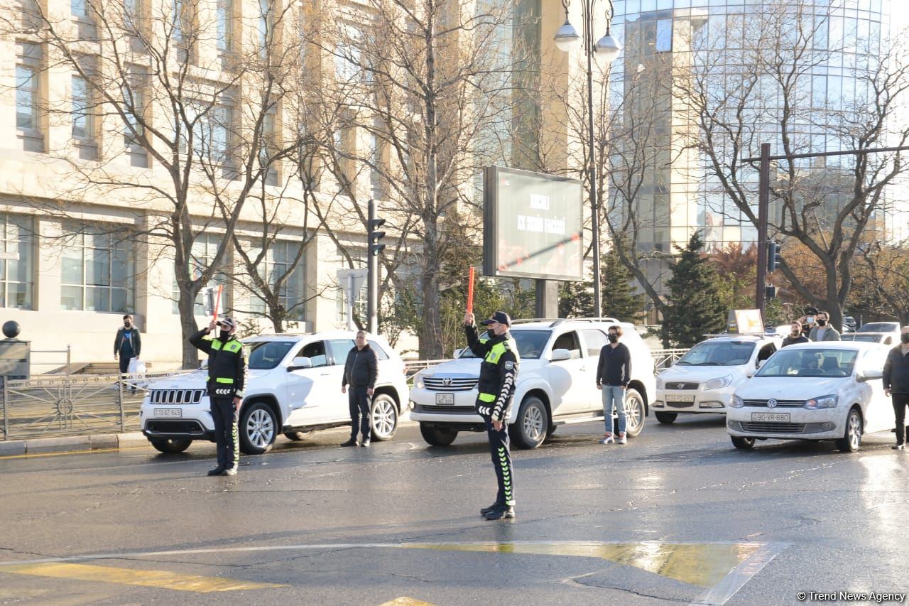 Bütün ölkədə Xocalı qurbanlarının xatirəsi bir dəqiqəlik sükutla yad olunub (FOTO)