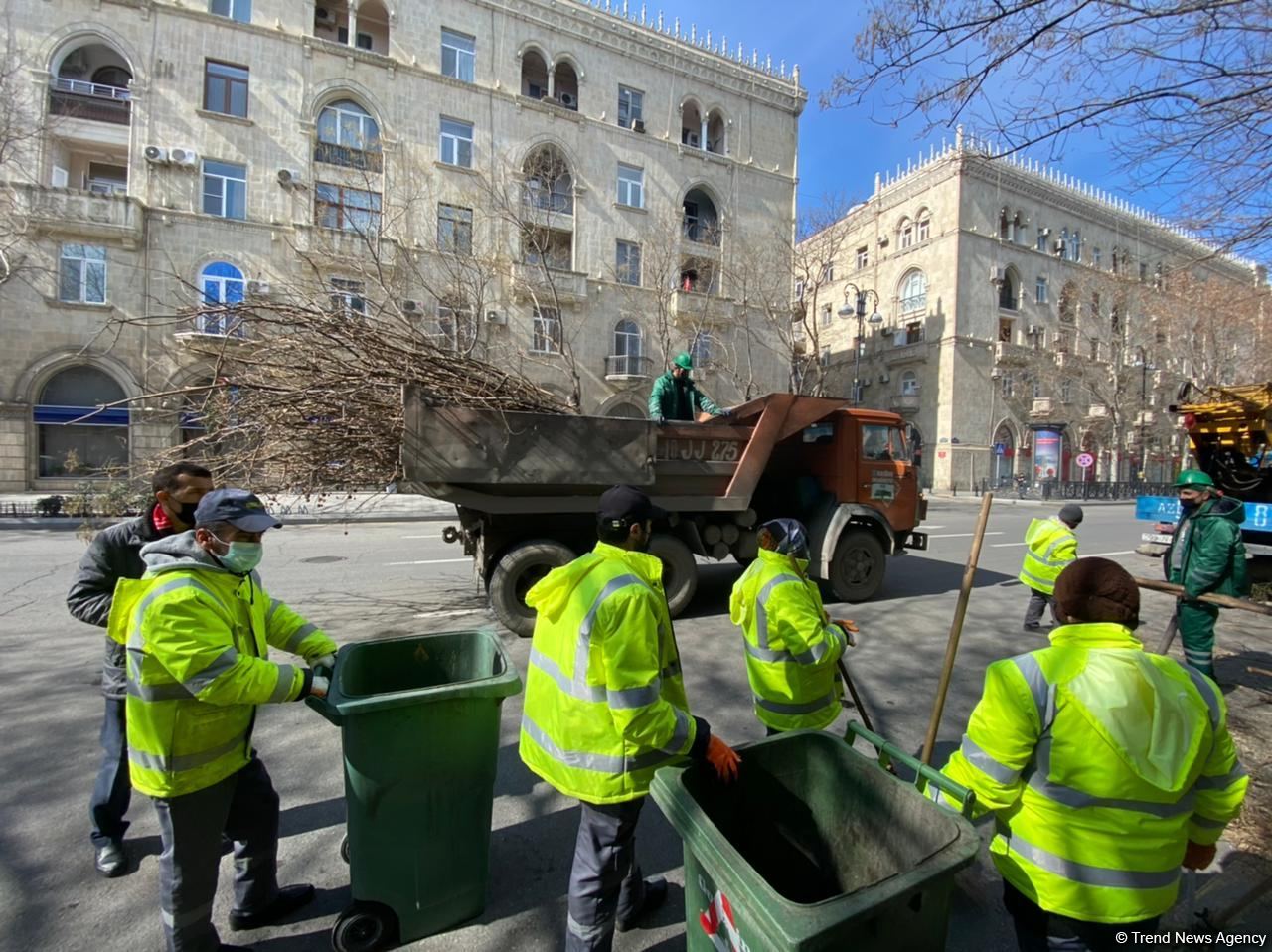 Bakı küçələri qardan sonra təmizlənir (FOTO)