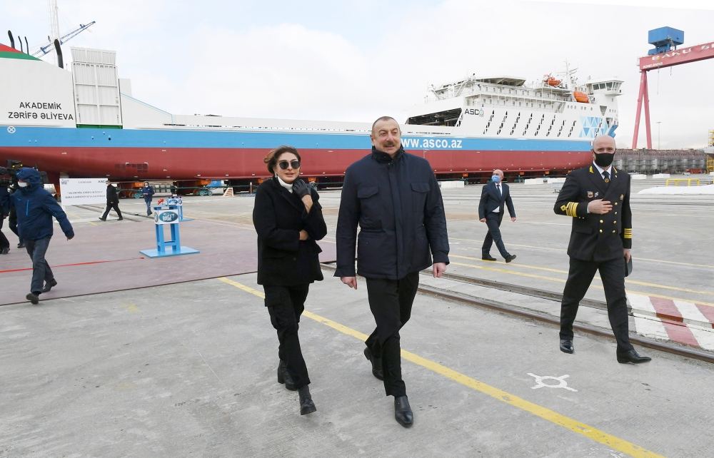 Prezident İlham Əliyev və birinci xanım Mehriban Əliyeva “Ro-Pax” tipli “Akademik Zərifə Əliyeva” gəmi-bərəsinin suya salınması və eyni təyinatlı “Azərbaycan” gəmi-bərəsinin istismara verilməsi mərasimlərində iştirak ediblər (FOTO/VİDEO) (YENİLƏNİB-2)
