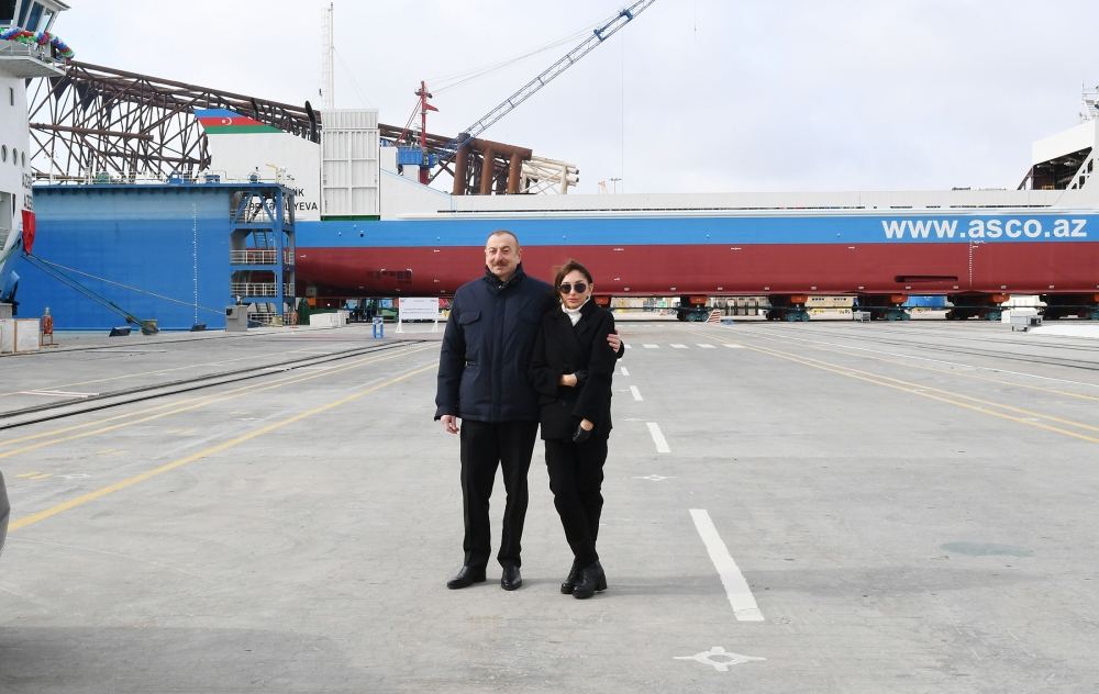 Prezident İlham Əliyev və birinci xanım Mehriban Əliyeva “Ro-Pax” tipli “Akademik Zərifə Əliyeva” gəmi-bərəsinin suya salınması və eyni təyinatlı “Azərbaycan” gəmi-bərəsinin istismara verilməsi mərasimlərində iştirak ediblər (FOTO/VİDEO) (YENİLƏNİB-2)