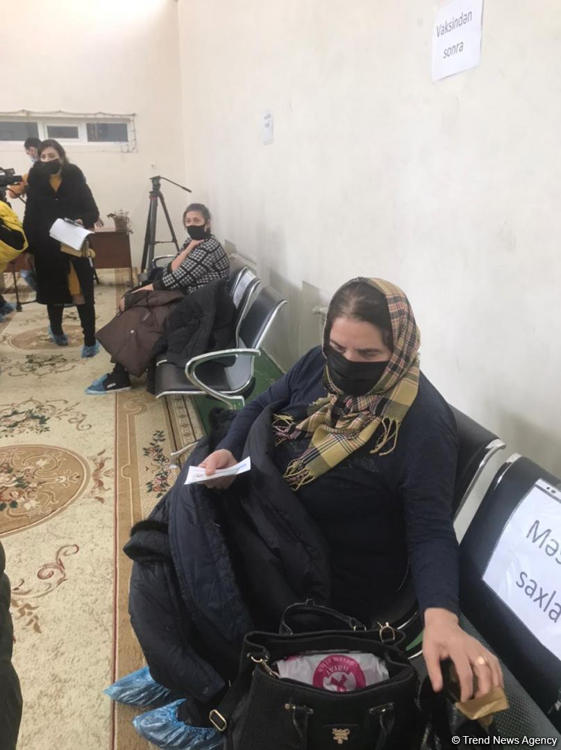 Müəllimlər vaksinasiya olunur (FOTO)