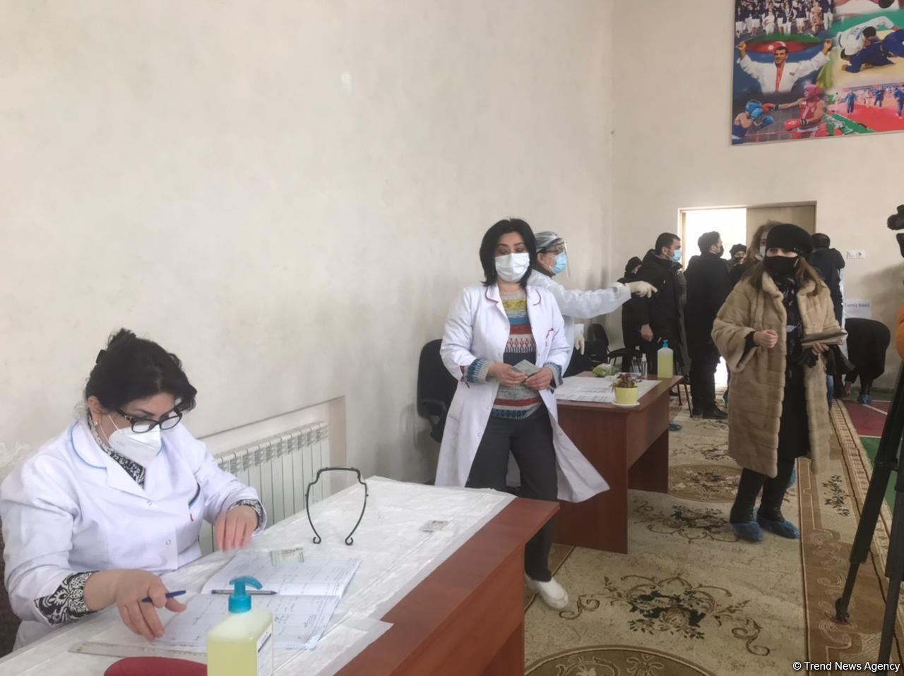Müəllimlər vaksinasiya olunur (FOTO)